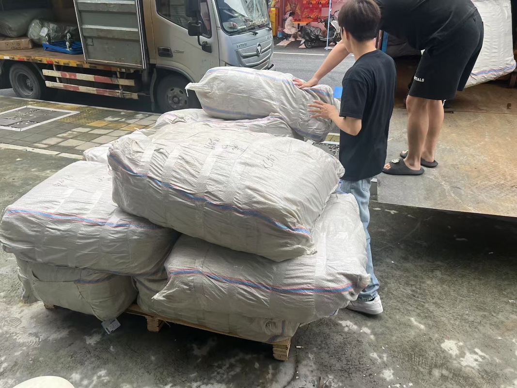 货物已打包好,等待装车 俄罗斯